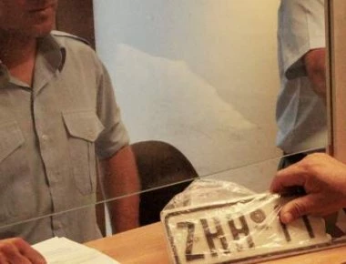 Ενόψει Δεκαπενταύγουστου επιστρέφονται οι πινακίδες από τη Δημοτική Αστυνομία της Αθήνας